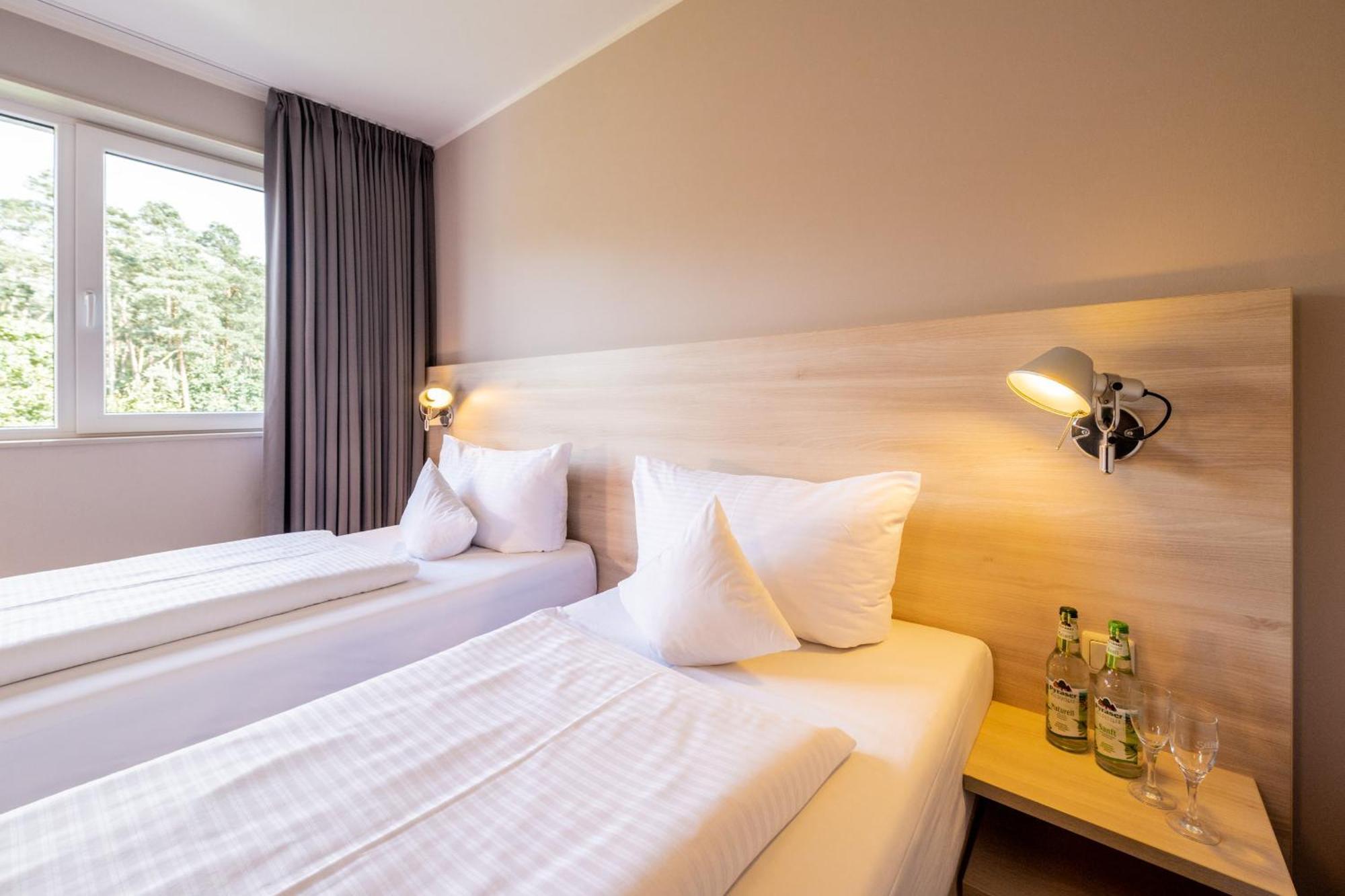 Serways Hotel Feucht Ost Exterior foto