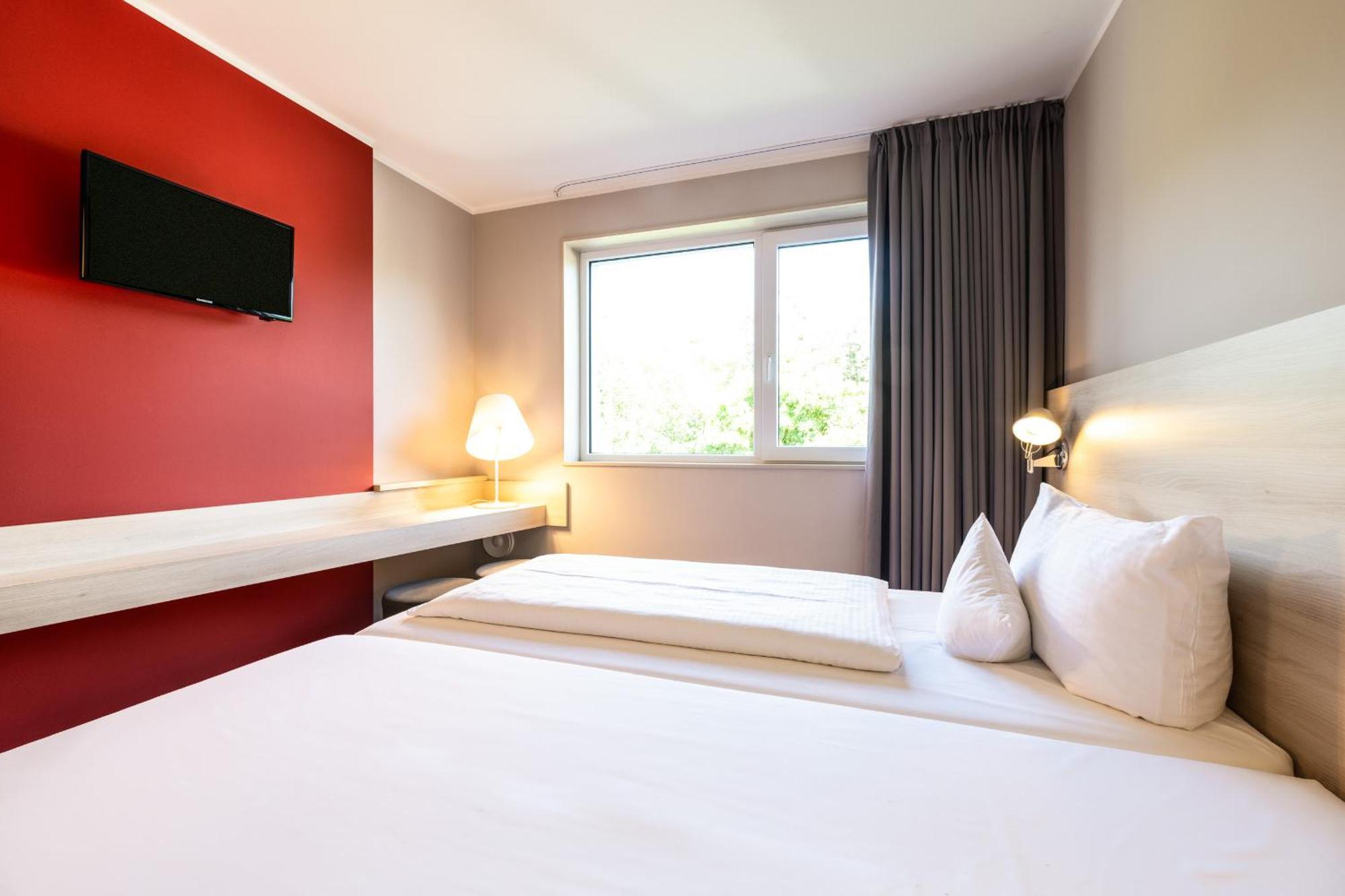 Serways Hotel Feucht Ost Exterior foto