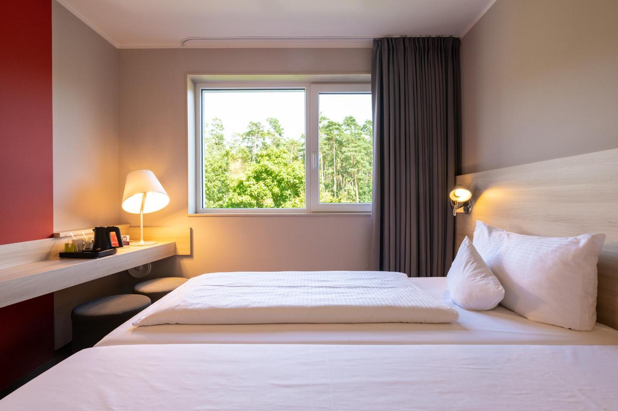 Serways Hotel Feucht Ost Exterior foto