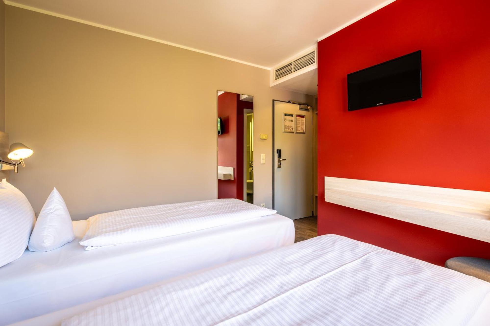 Serways Hotel Feucht Ost Exterior foto