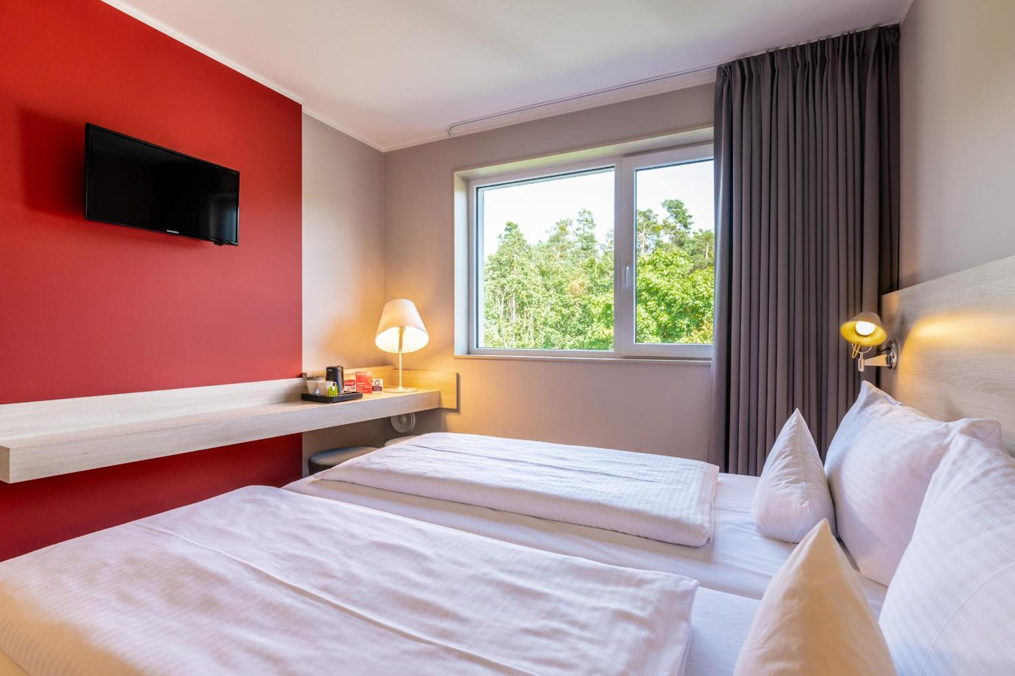 Serways Hotel Feucht Ost Exterior foto