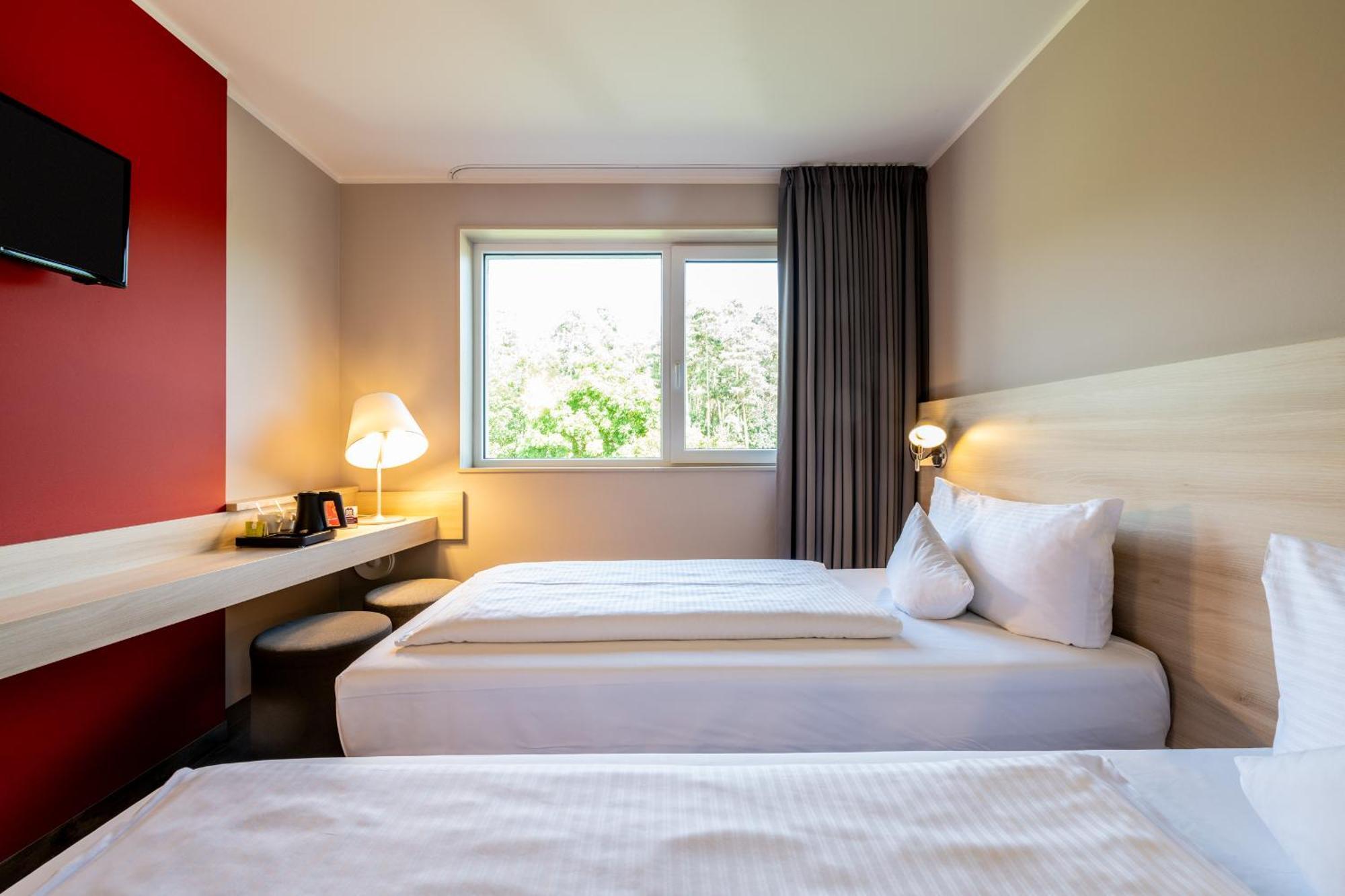 Serways Hotel Feucht Ost Exterior foto