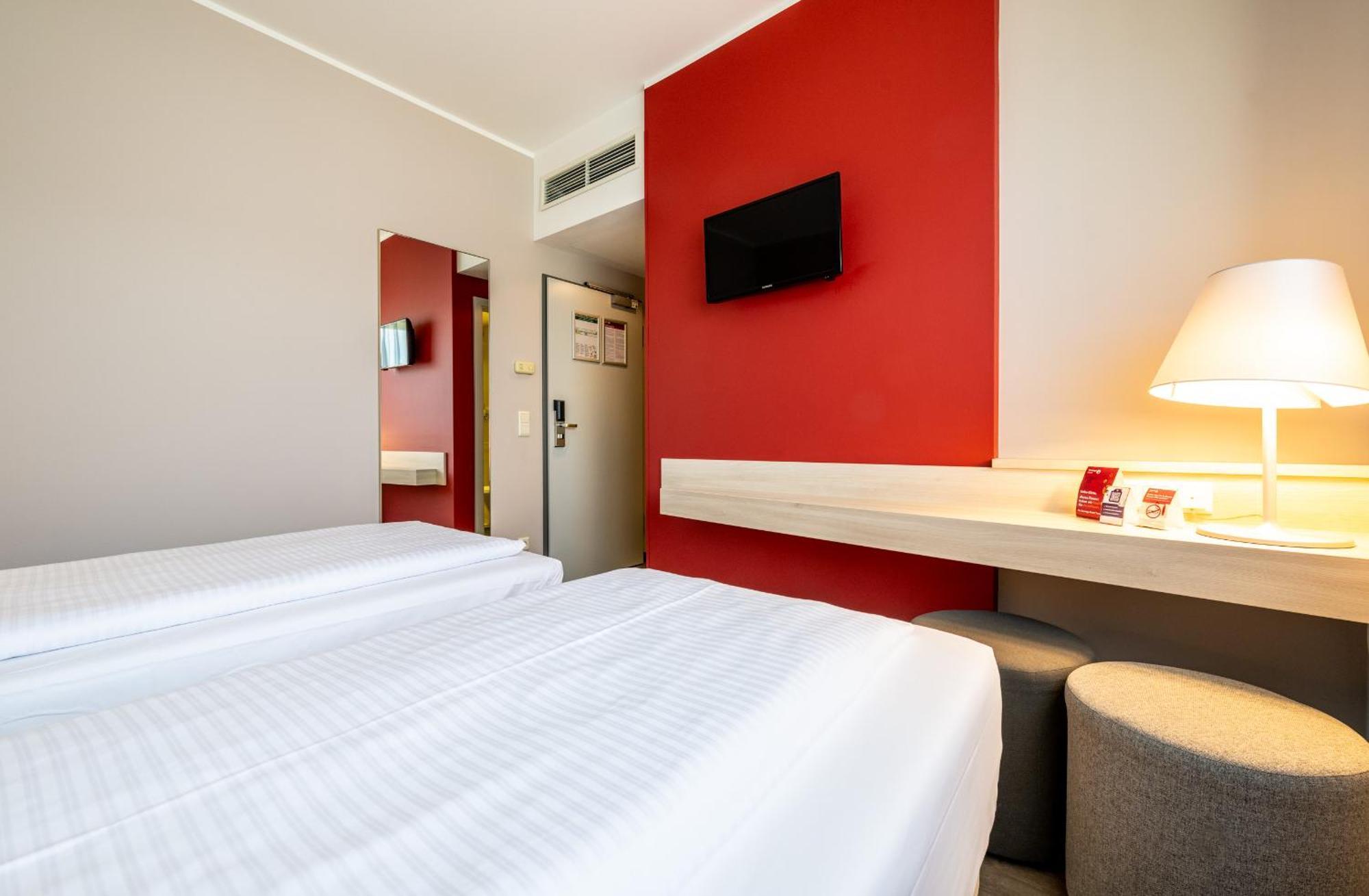 Serways Hotel Feucht Ost Exterior foto