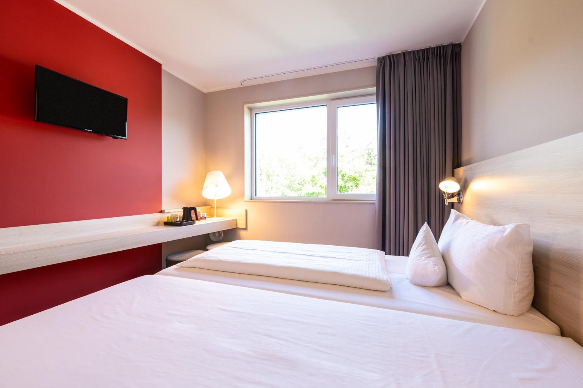 Serways Hotel Feucht Ost Exterior foto