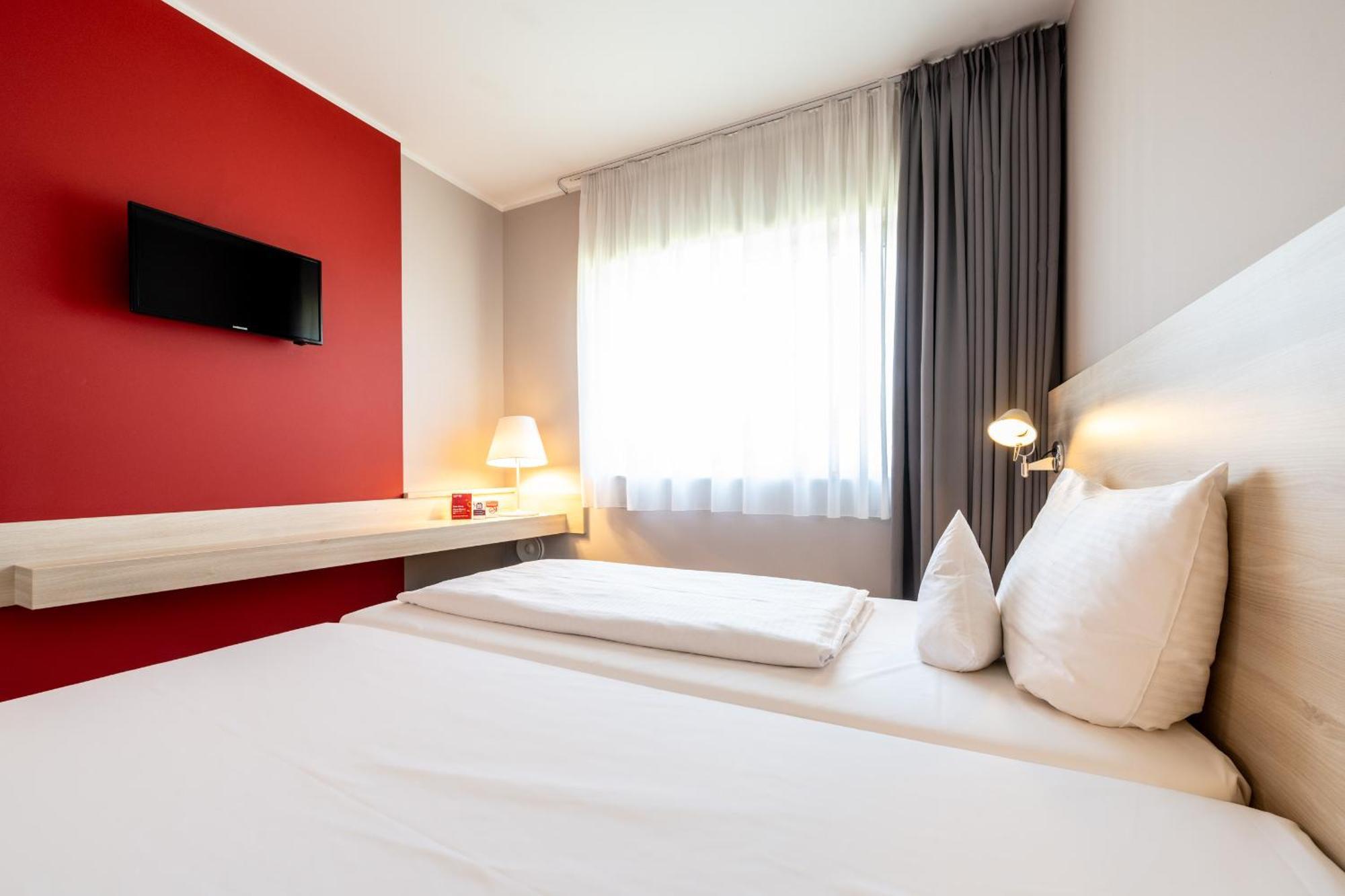 Serways Hotel Feucht Ost Exterior foto