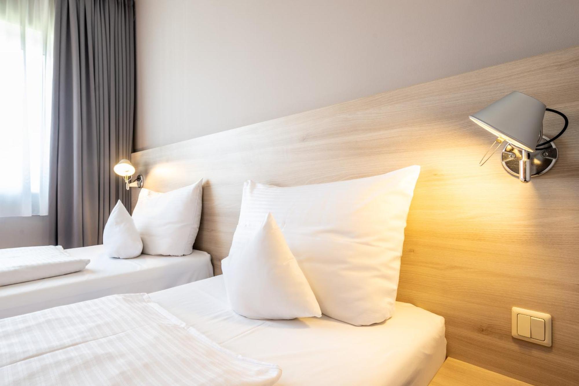 Serways Hotel Feucht Ost Exterior foto