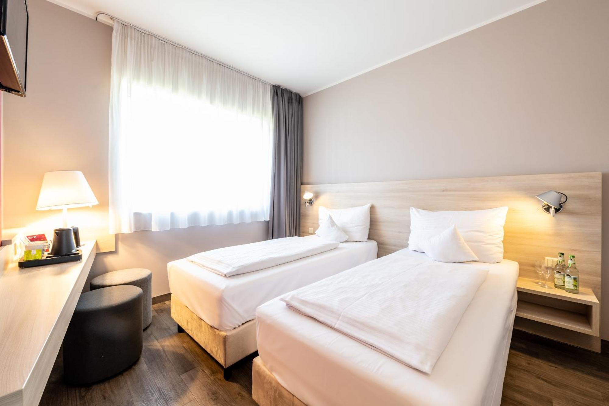 Serways Hotel Feucht Ost Exterior foto