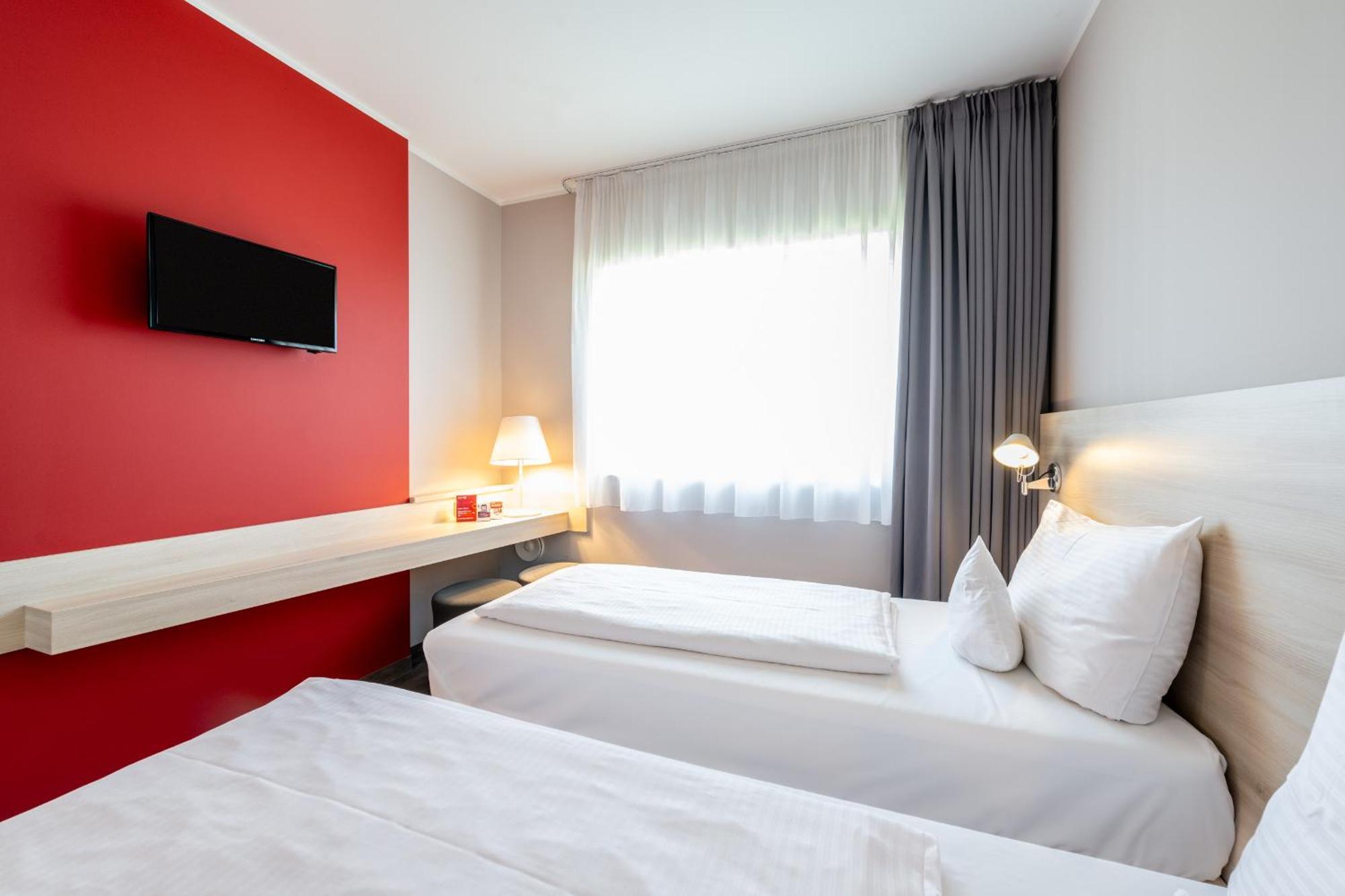 Serways Hotel Feucht Ost Exterior foto