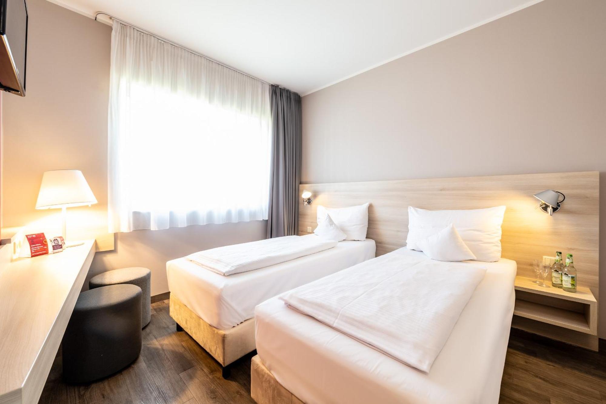 Serways Hotel Feucht Ost Exterior foto