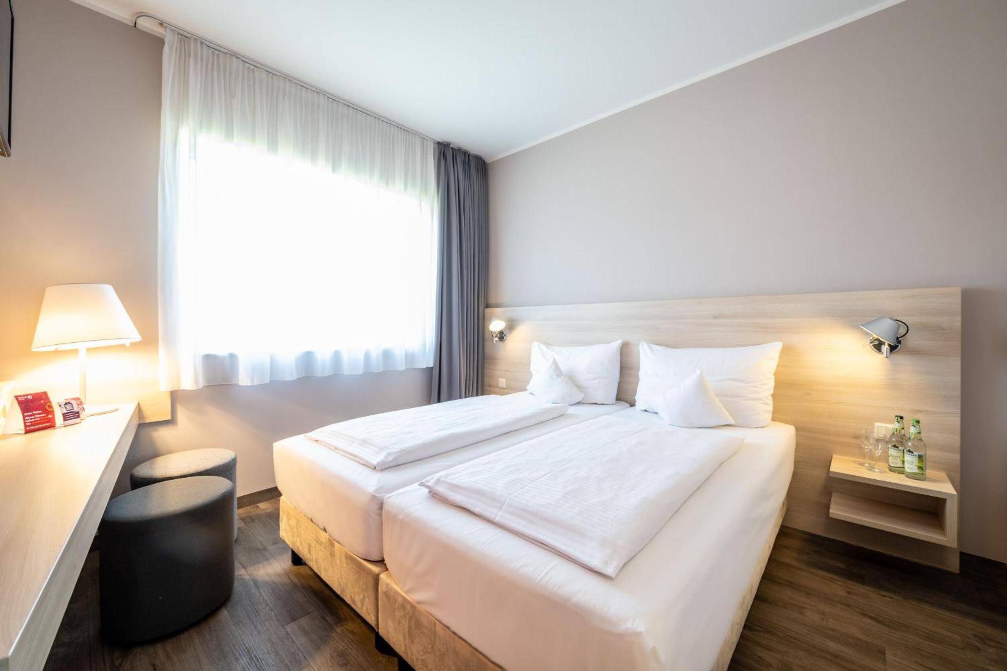 Serways Hotel Feucht Ost Exterior foto