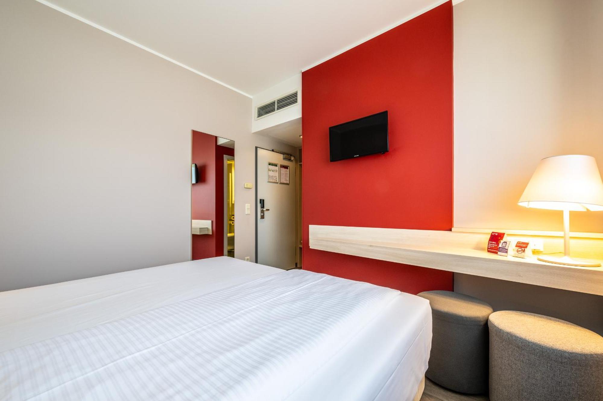 Serways Hotel Feucht Ost Exterior foto