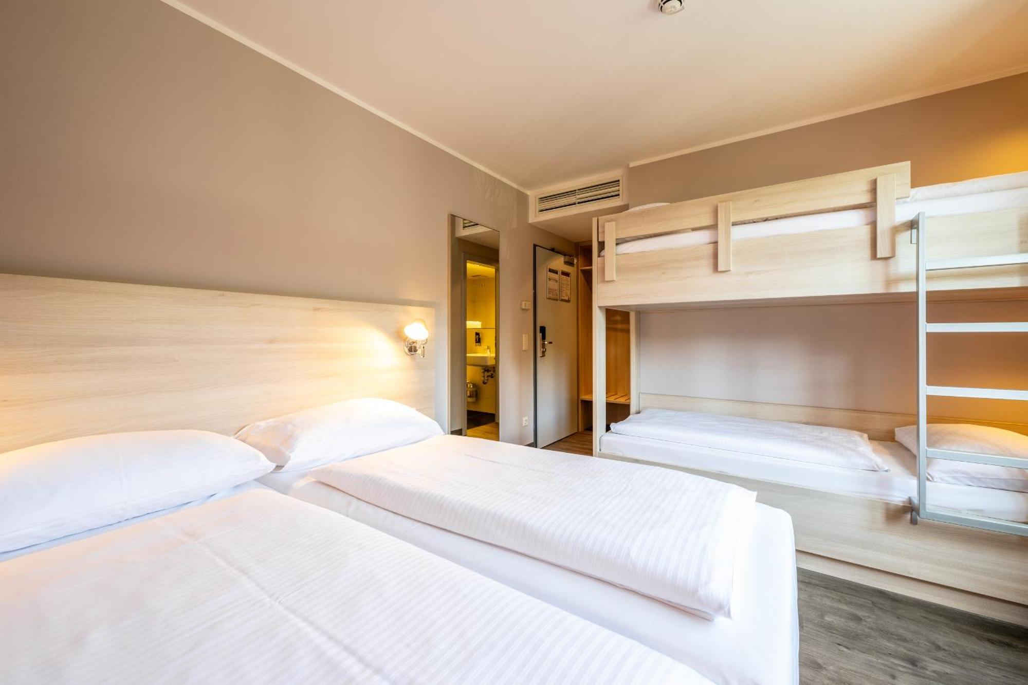 Serways Hotel Feucht Ost Exterior foto